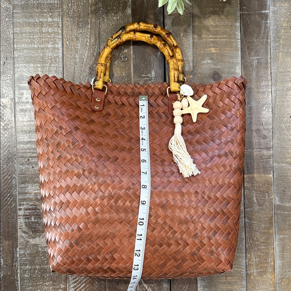 NWT Tommy Bahama Woven Basket Tote Bag Bamboo Handle Starfish Charm - Picture 14 of 16